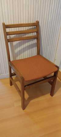 Cztery krzesła drewniane