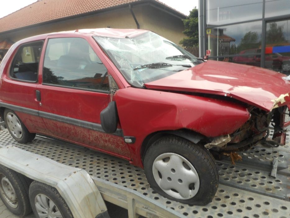 Citroen Saxo,kolor wiśniowy metalik,3 drzwi,1,0 benzyna