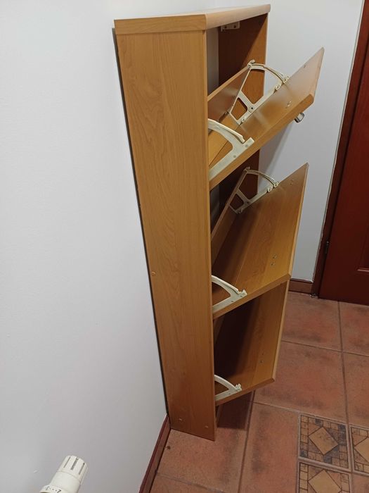 Szafka na buty z uchylnymi półkami