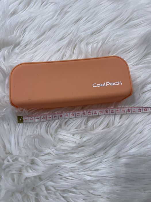 Pomarańczowy piórnik