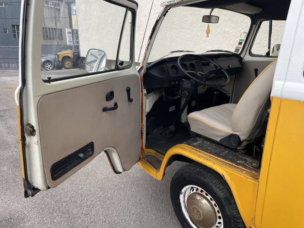 VW 23 Kombi T2 8 lugares - Pão de forma