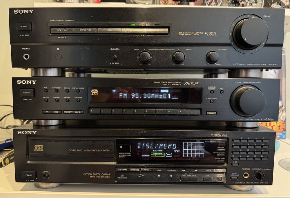 Wieża Sony trzy elementy z pilotem.