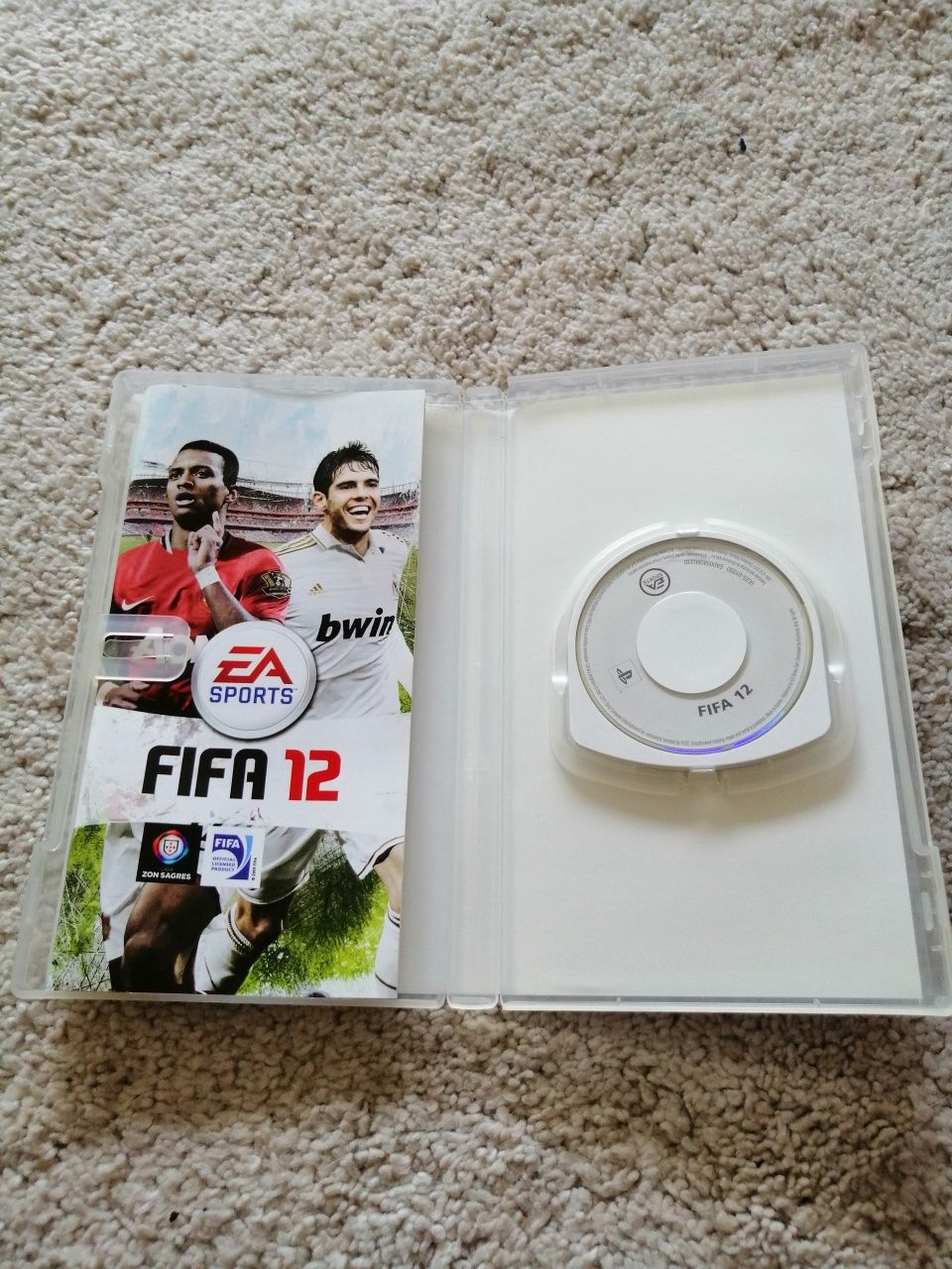 PSP + fifa 12 + carregador + cartão memoria 4G + bolsa psp + 3 capas p