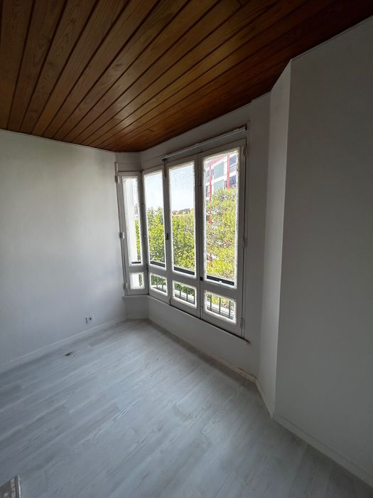 Apartamento T3 sem móveis remodelado no Monte Estoril-Arrendamento