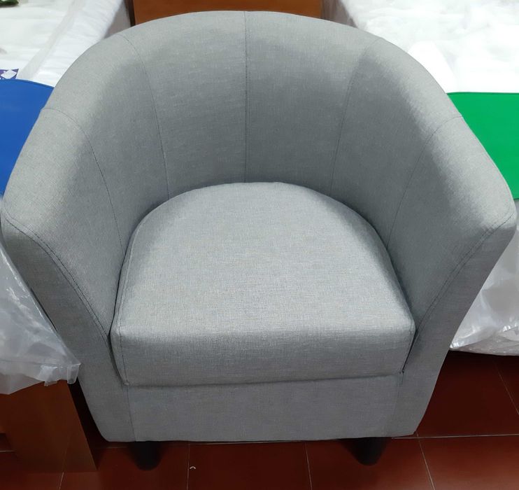 Cadeirão Zen cinza almofadado, novo em armazém.