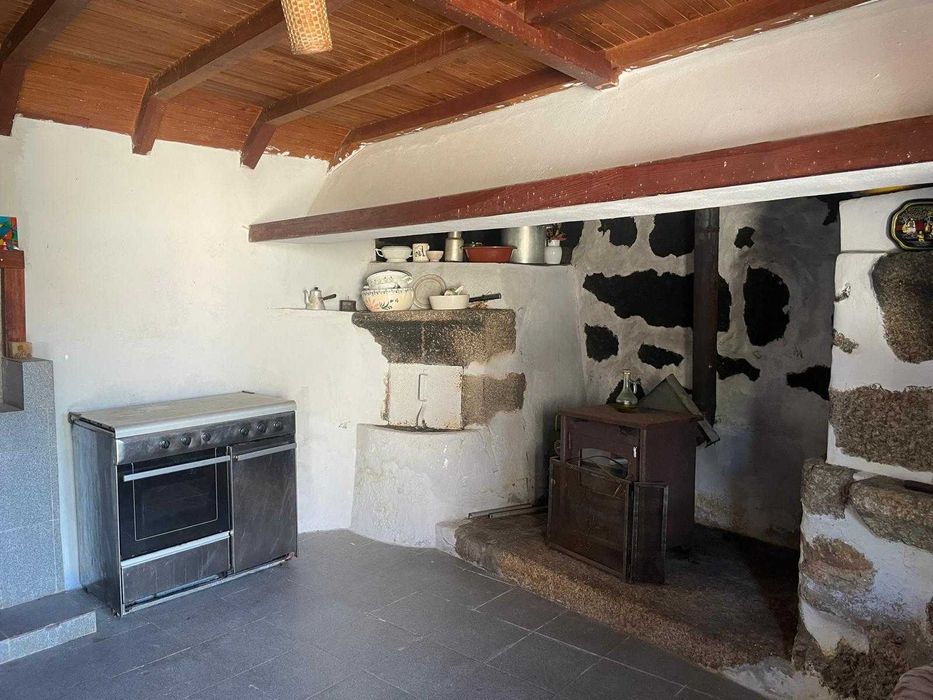 Quarto com WC / Garagem / Cozinha