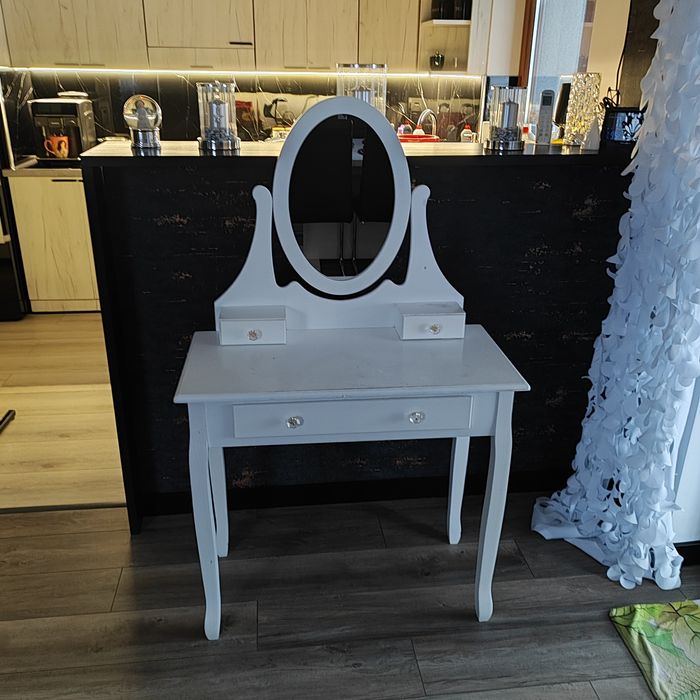 Toaletka biała z lustrem