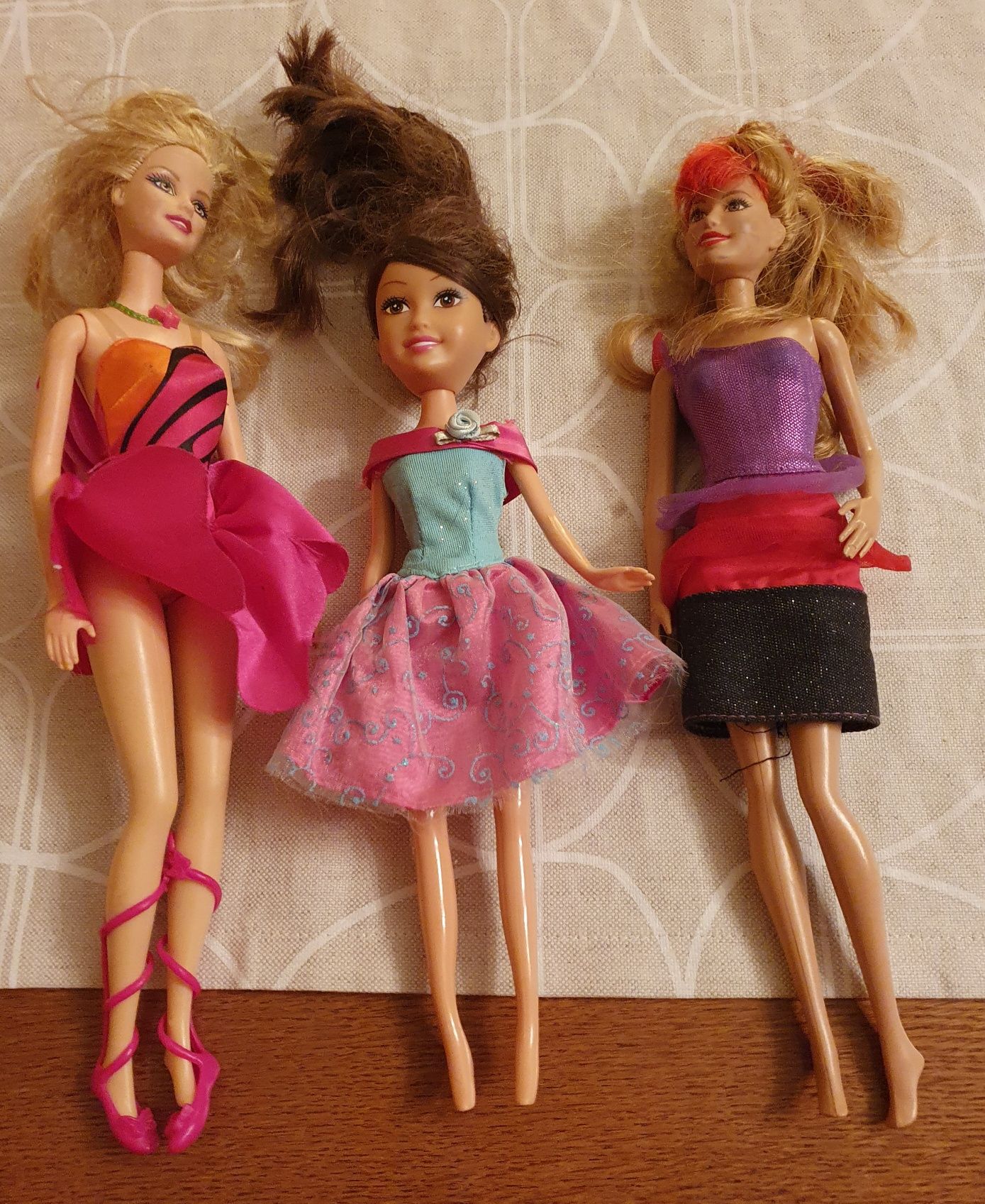 Barbie 2 lalki plus 1 inna
