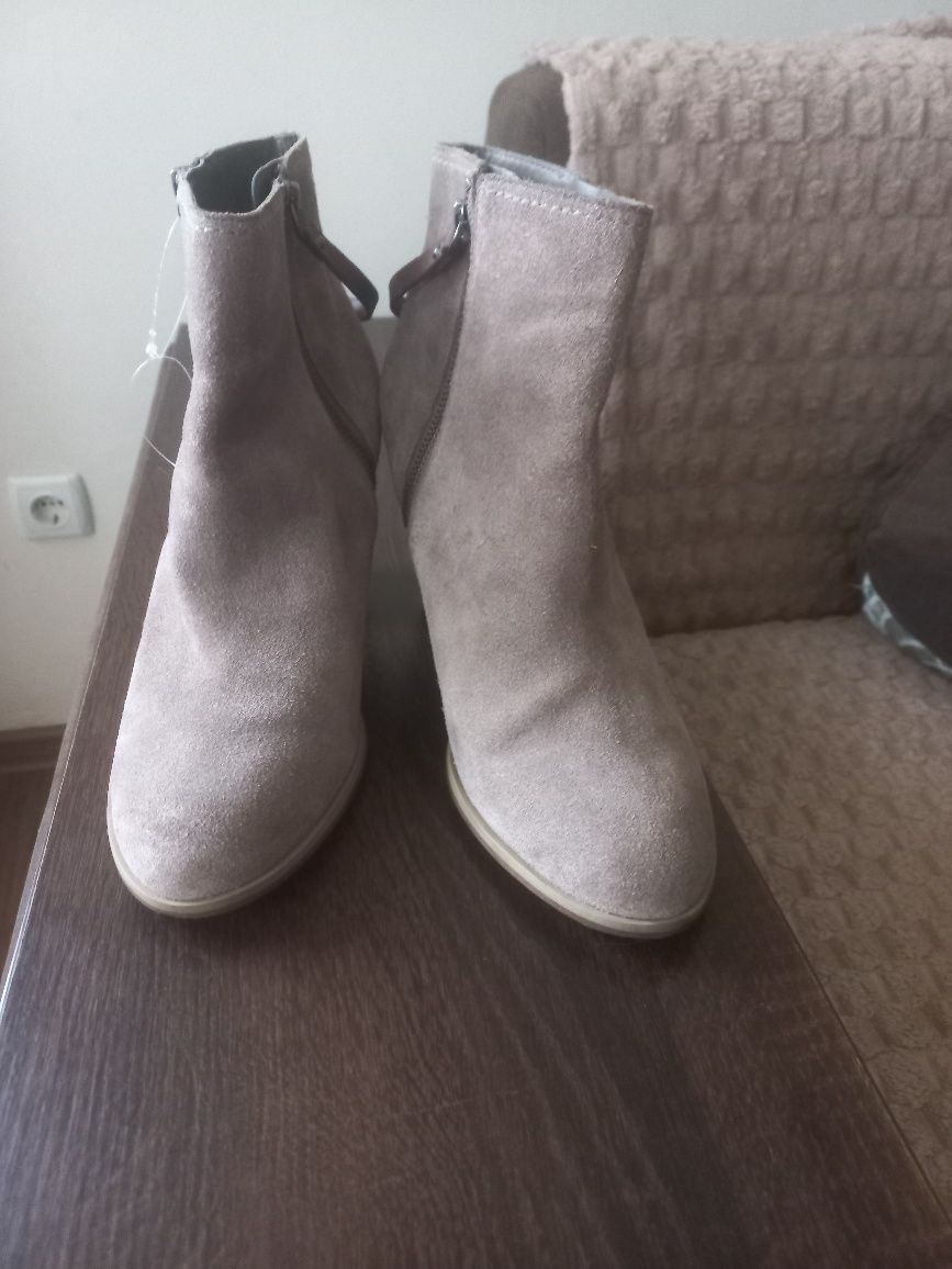 Продаються чобітки