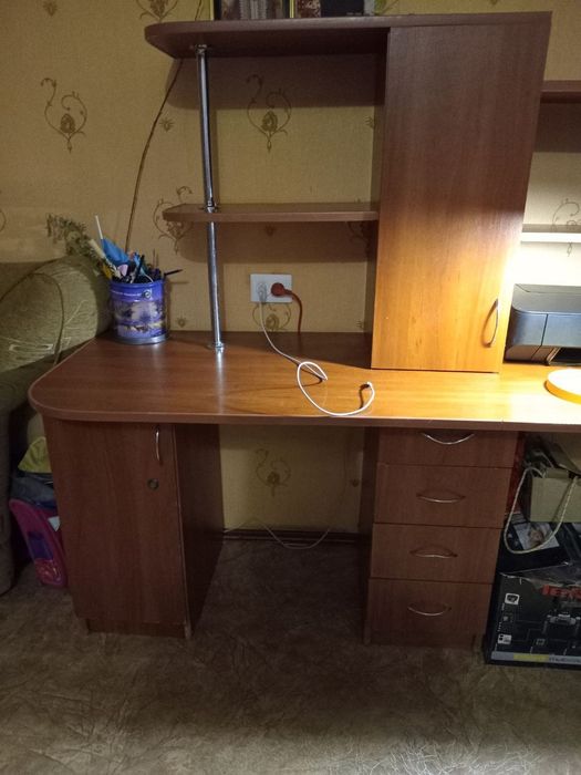 Продам стіл комп'ютерний , письмовий