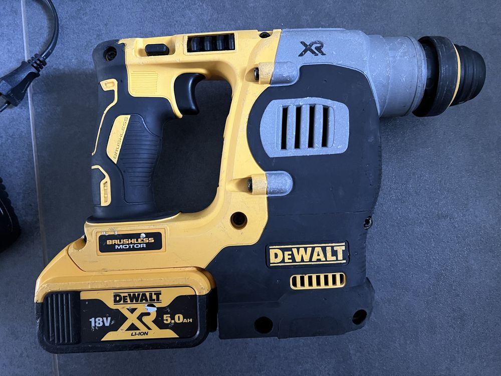 Безщітковий.Акум перфоратор Dewalt DCH 273
