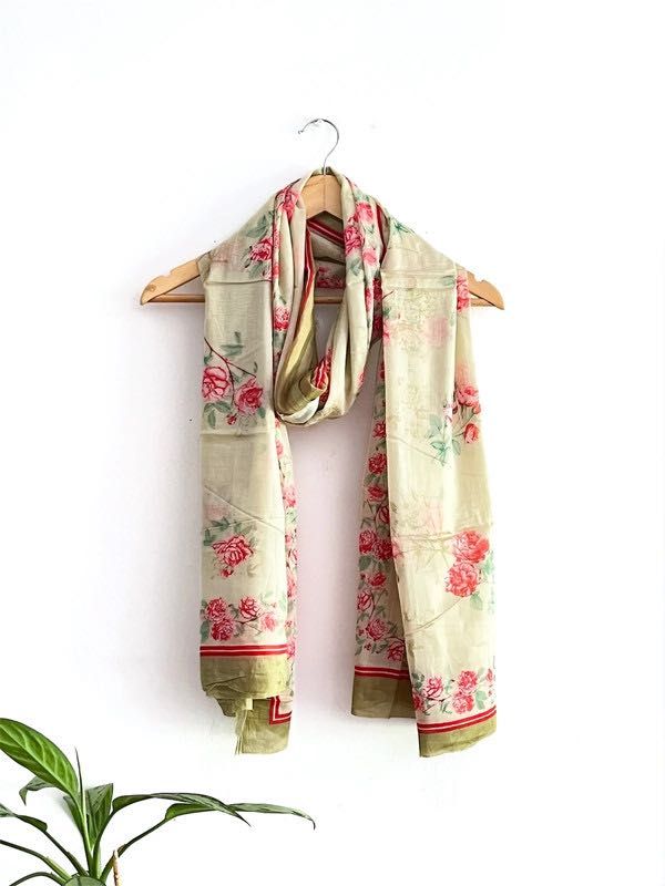 Lenço/Écharpe de Algodão em Tons Verde Claro com Rosas