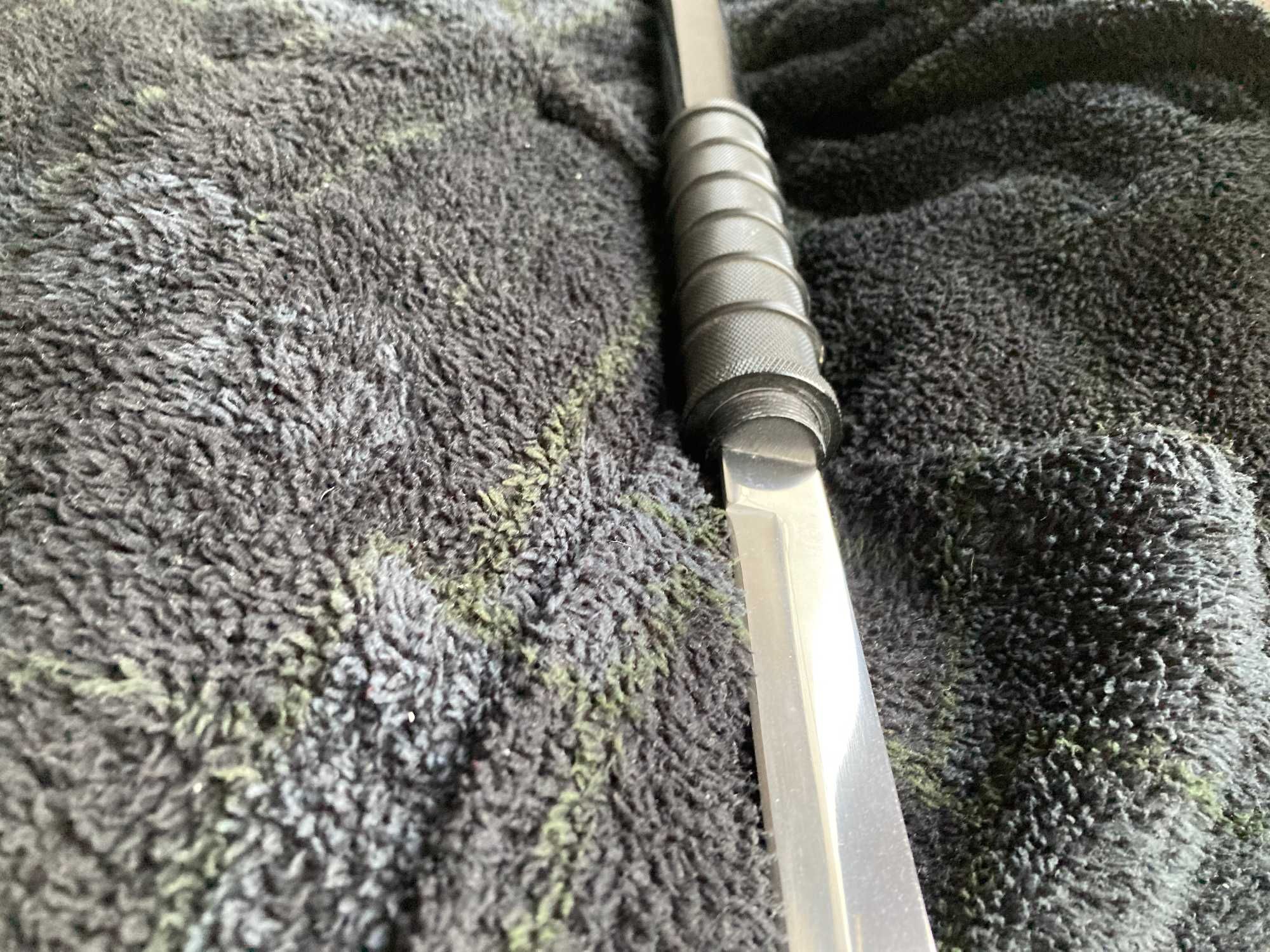 Naginata lub włócznia, miecz, pałka.