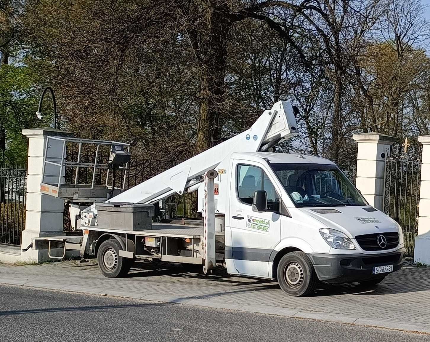 Podnośnik koszowy 21 m, Zwyżka Kraków,  wynajem z operatorem, wycinka