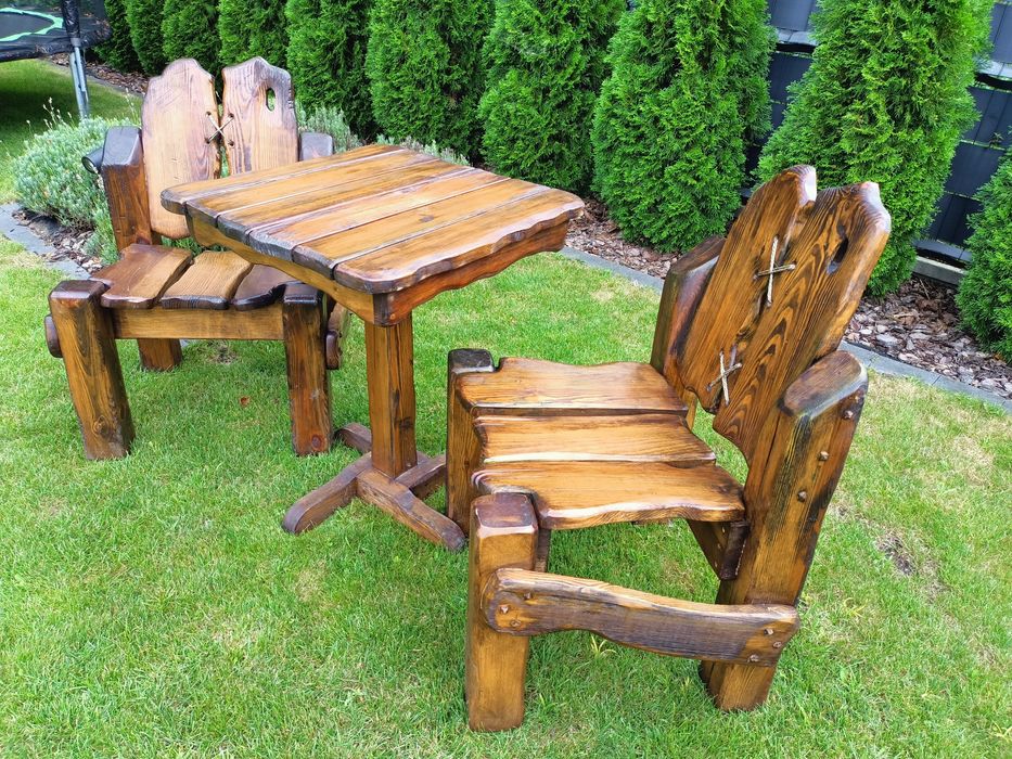 Zestaw drewnianych mebli ogrodowych dwa krzesła i słół.