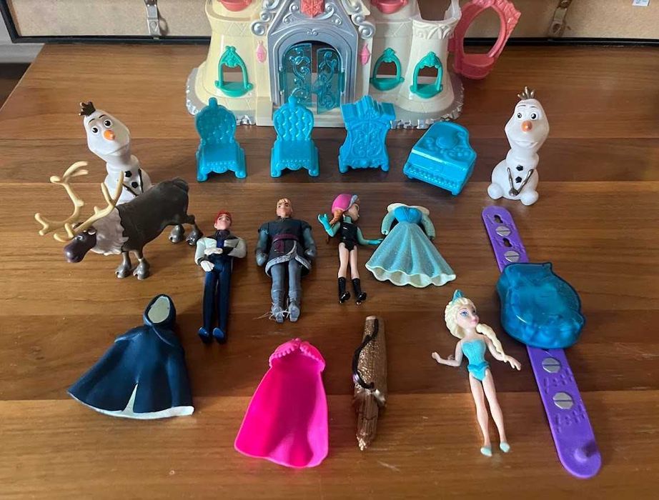 Castelo Frozen com bonecos e acessórios