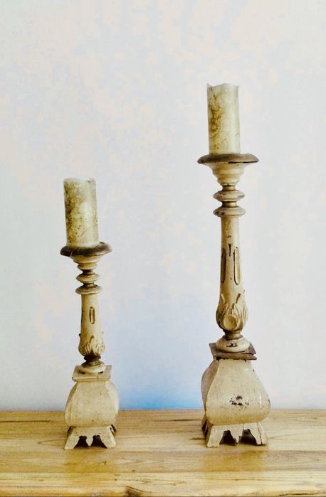 Castiçais grandes antigos  em madeira cor creme.