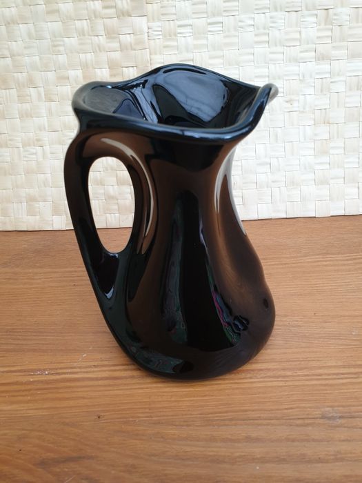 Czarny wazon żłobiony