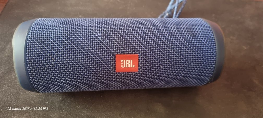 Продам портативную колонку  JBL Flip 4 Blue