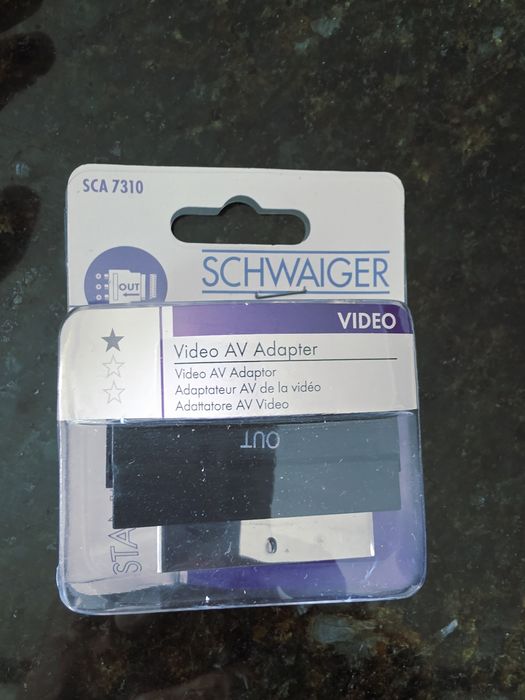 adaptador de áudio/vídeo da marca Schwaiger.