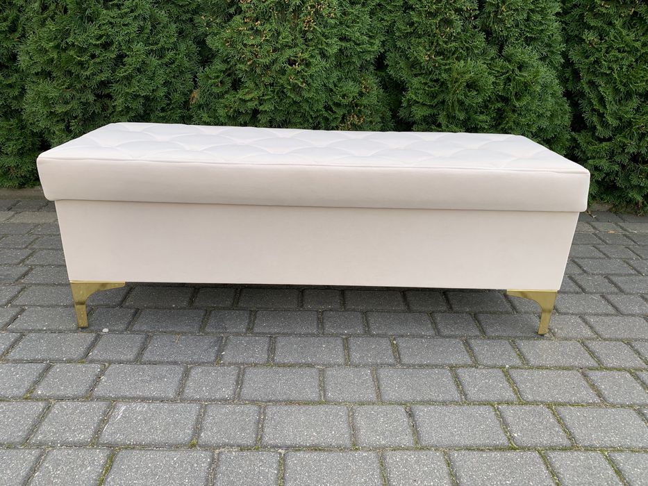 Pufa do sypialni dostwka do nakładania butów