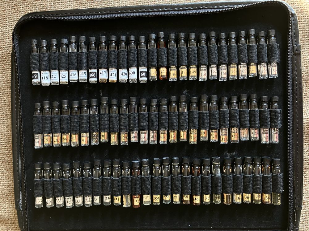Teczka / etui zawierająca 150 szt próbek perfum