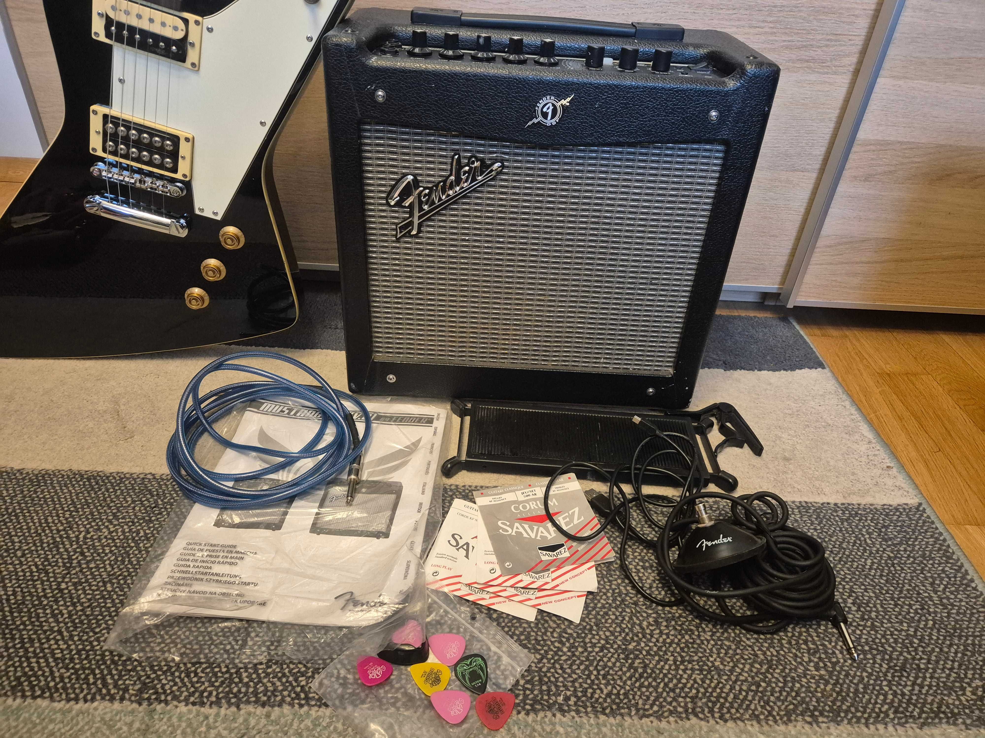 Gitara elektryczna Hamer XT Series Explorer in Black ze wzmacniaczem