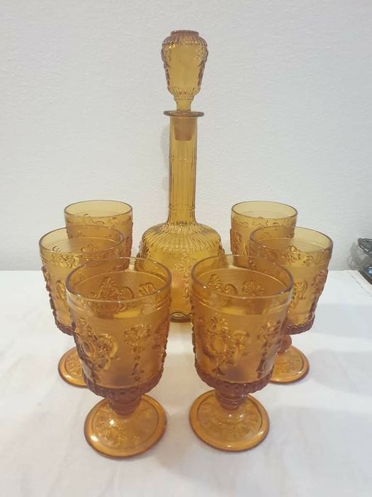 Conjunto antigo em vidro soprado trabalhado com relevos