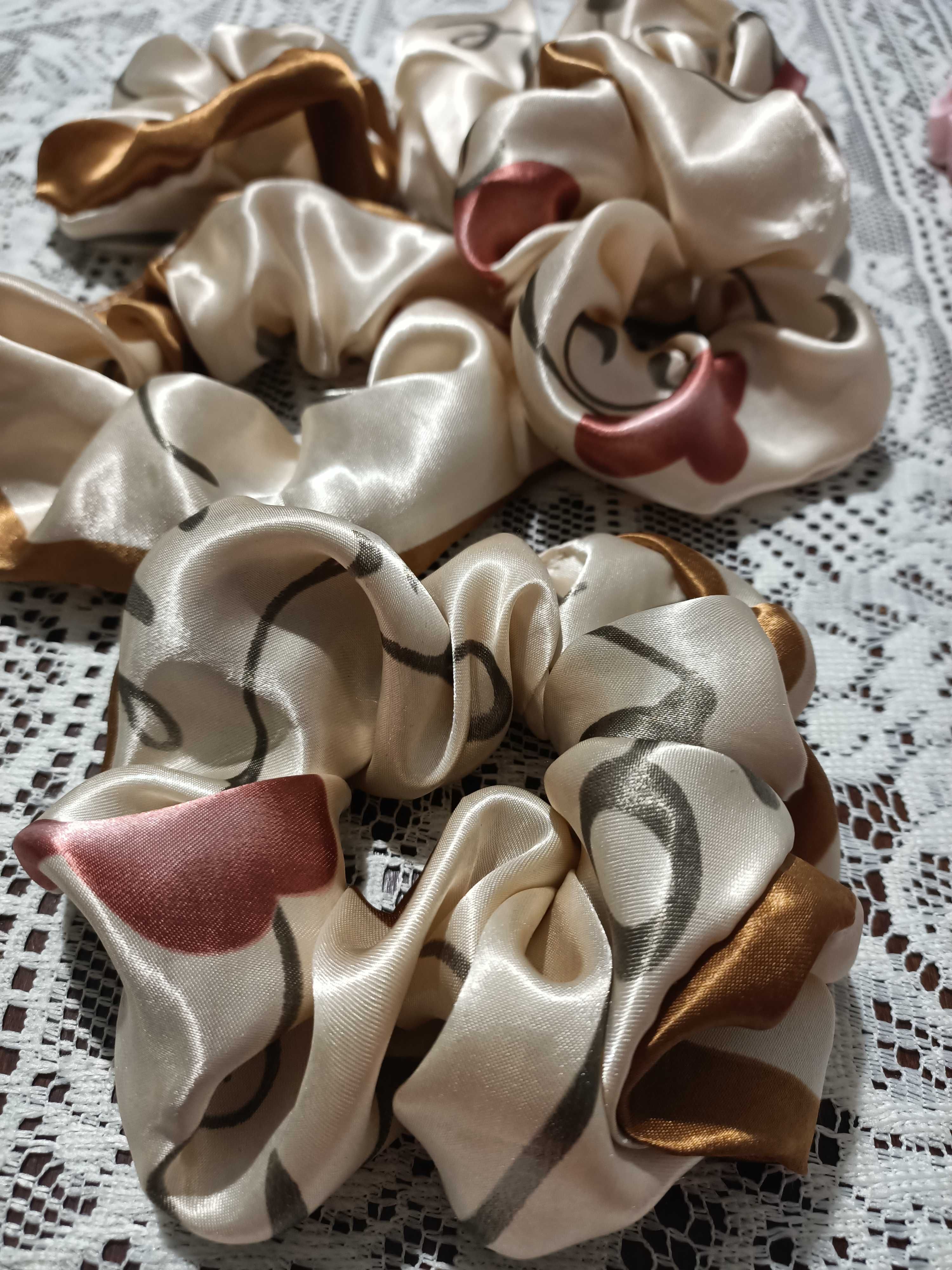 Gumka scrunchie duża z jedwabiu Dior