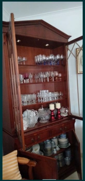 Móveis em madeira maciça; louceiro estilo inglês
