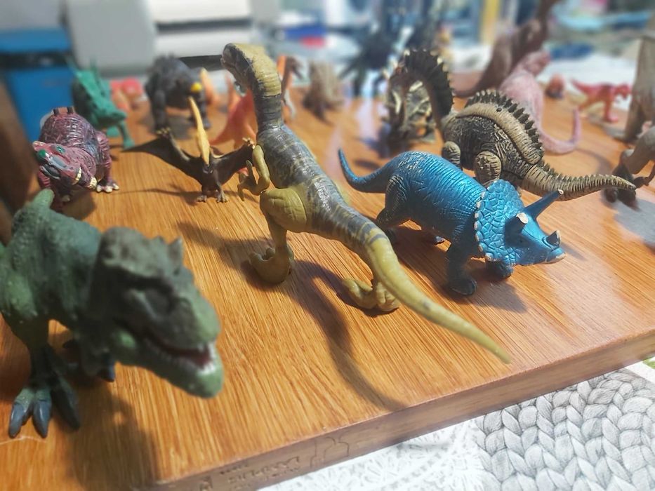 Várias figuras de dinossauros
