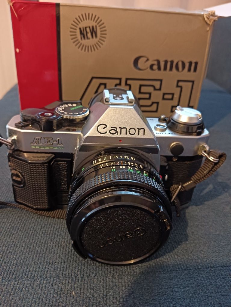 Máquina fotográfica Canon AE-1 Program com obetivo 50mm f/1.8