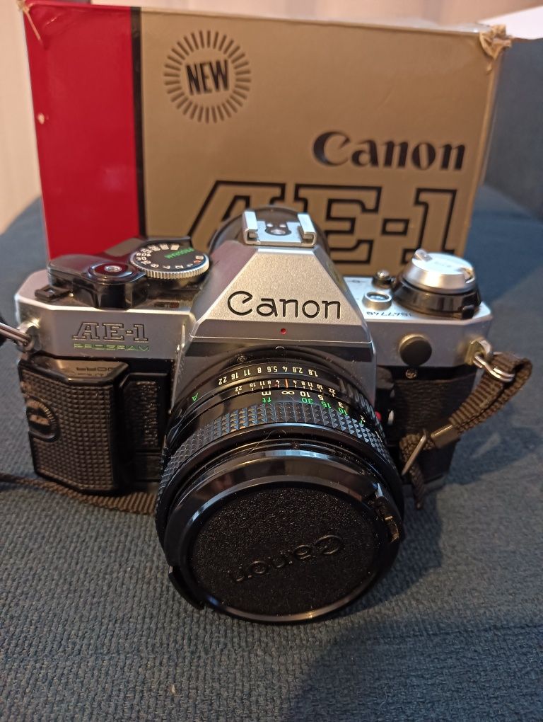 Máquina fotográfica Canon AE-1 Program com obetivo 50mm f/1.8*
