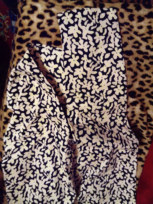 Spodnie w białe kwiaty w stylu chino marki Carry, rozm. XL