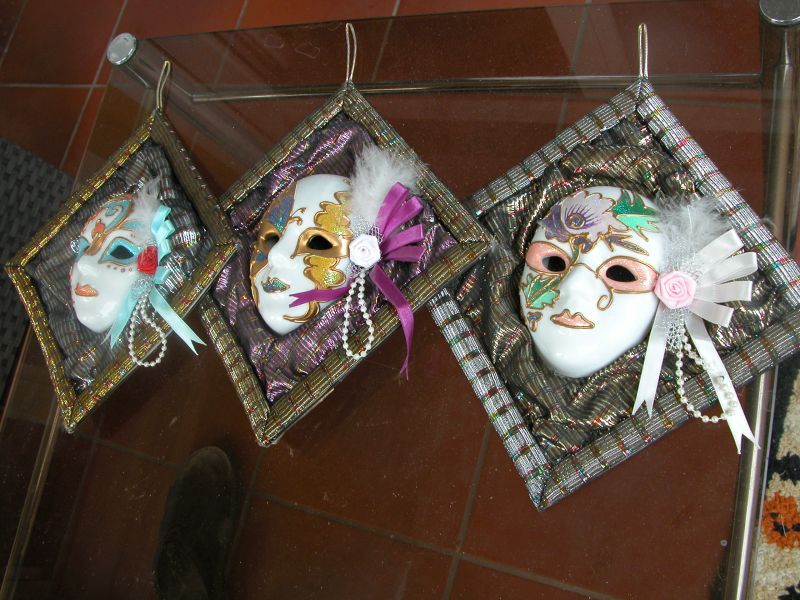 piękne zawieszki maski z porcelany i tkaniny