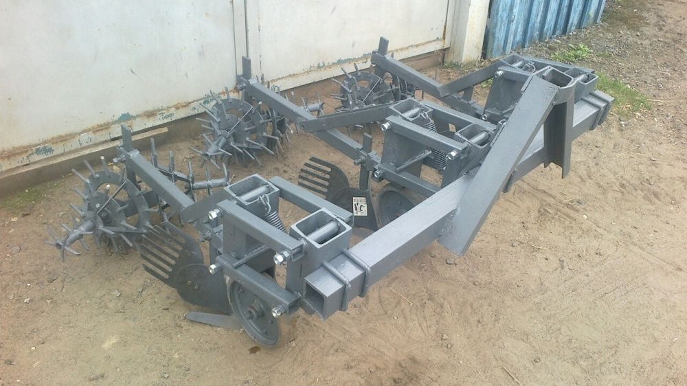 Окучник, культиватор,підгортач.