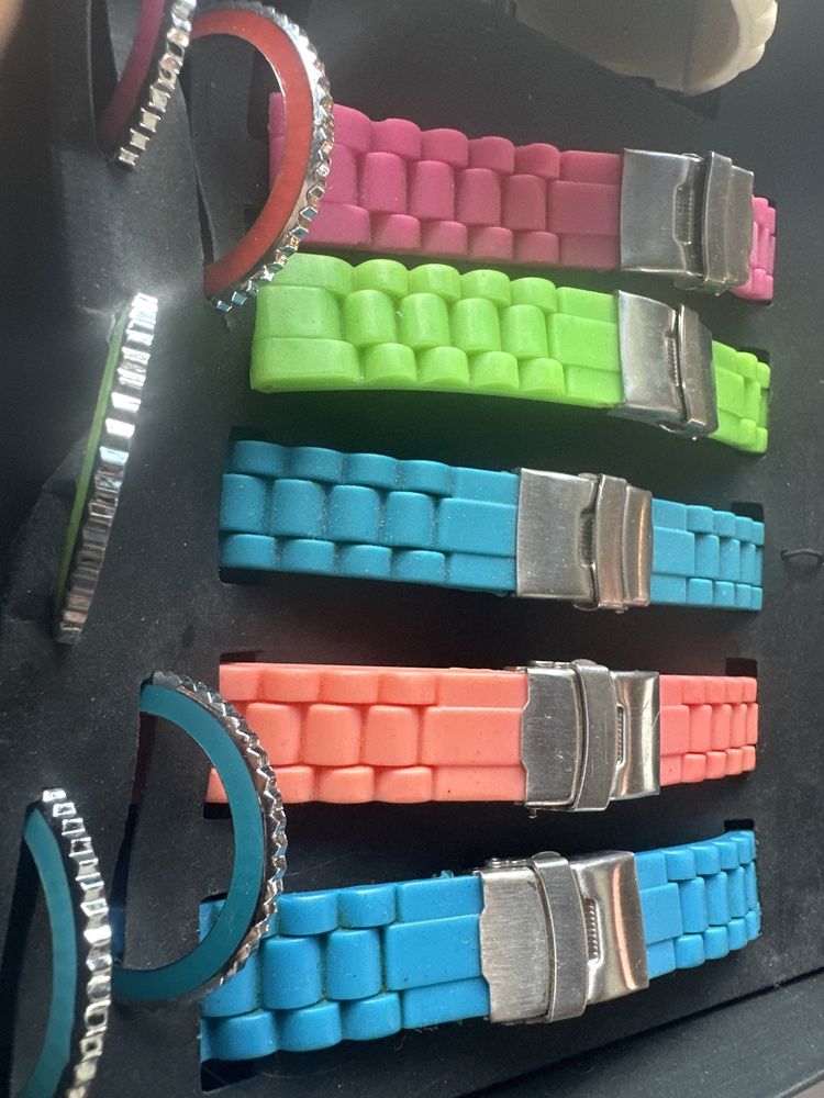 Relógio com várias braceletes
