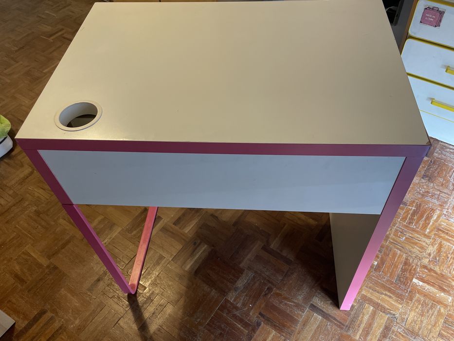 Mesa de Secretária Branca e Rosa