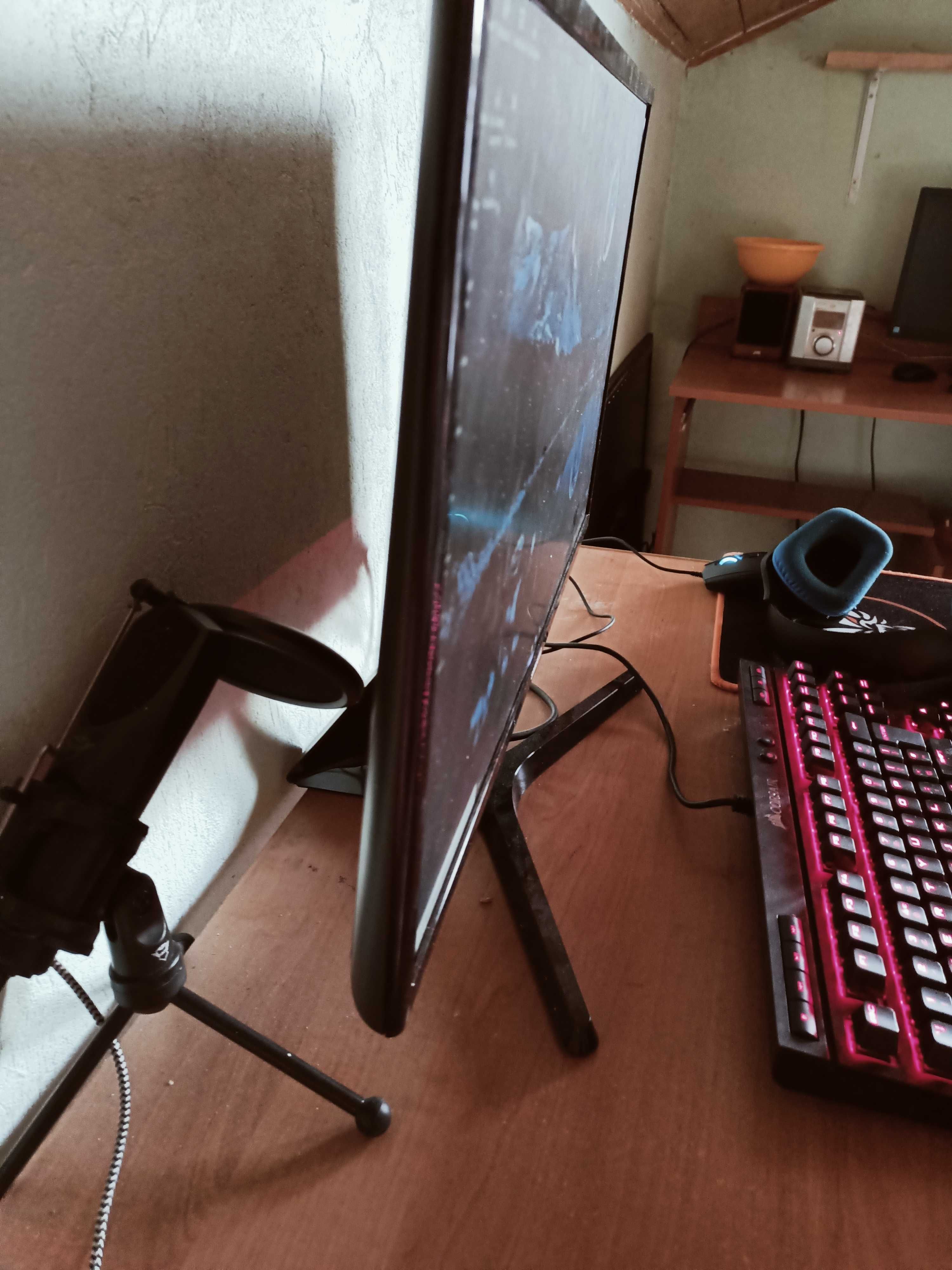 Zestaw komputerowy klawa monitor i komputer na sprzedaż albo na laptop