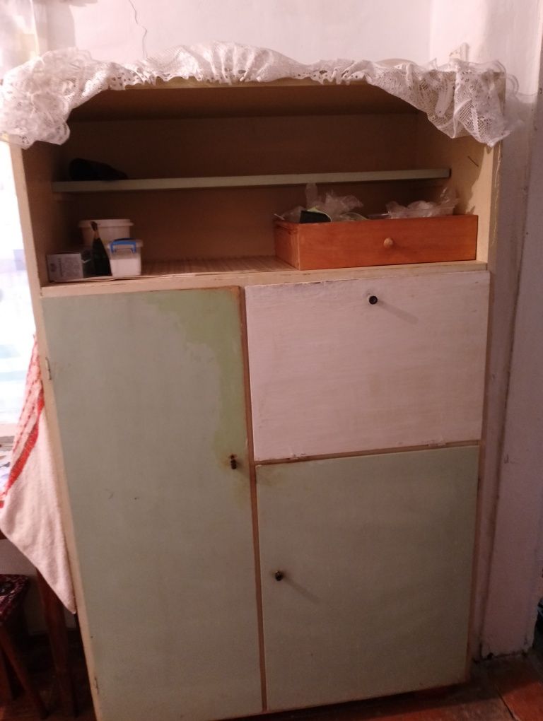 Кухонный шкаф в нормальном состоянии