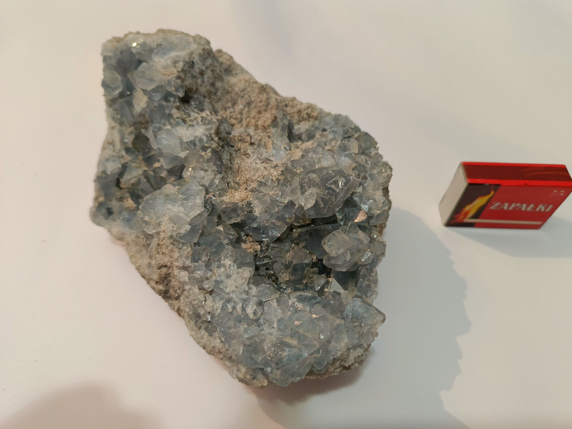 Naturalny kamień Celestyn w formie krystalicznej geody bryły Duży