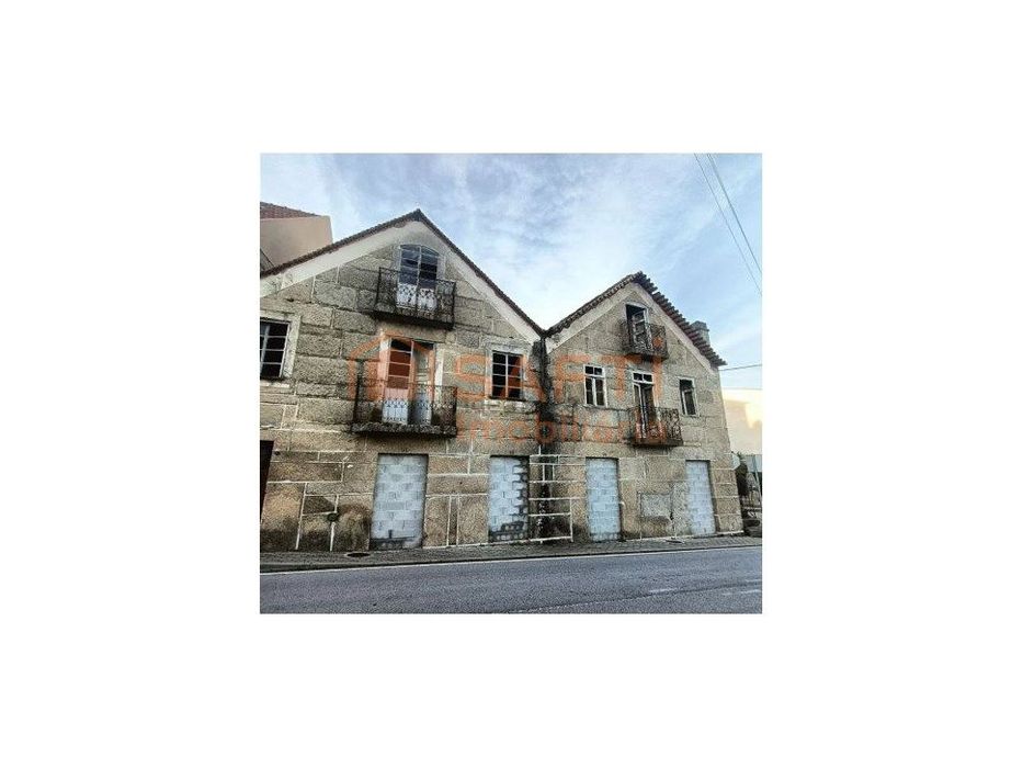 Casa Serrana junto à Igreja Matriz