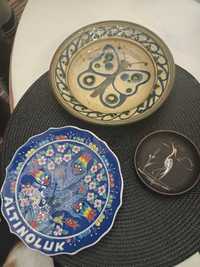 Cztery stare,ceramiczne talerze z sygnaturą,i,postumencik