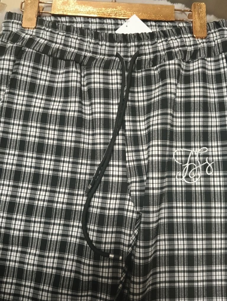 Calça nova com etiqueta