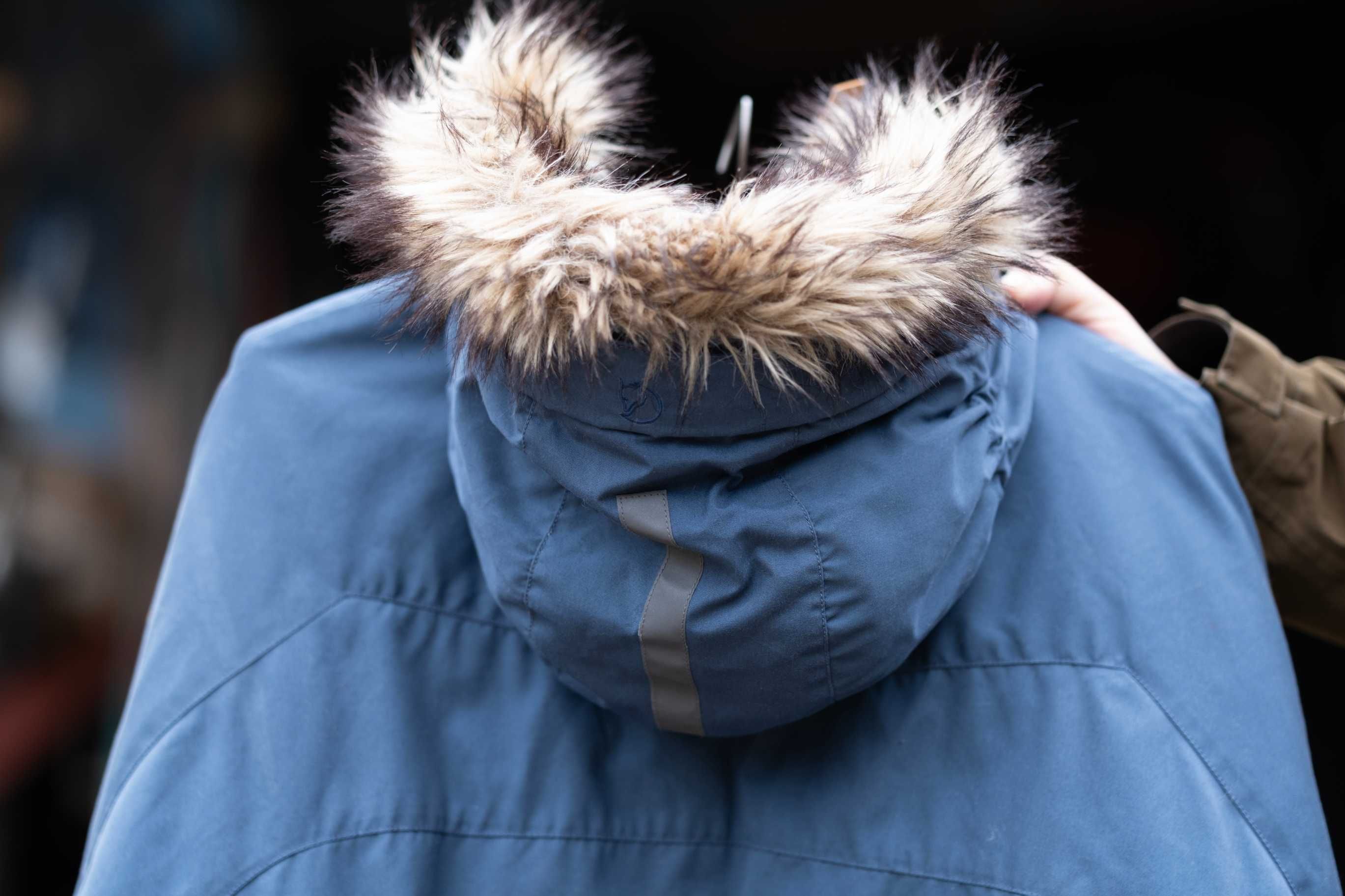 Piękne puchowe poncho skandynawskiej marki Fjallraven - Luhkka Down