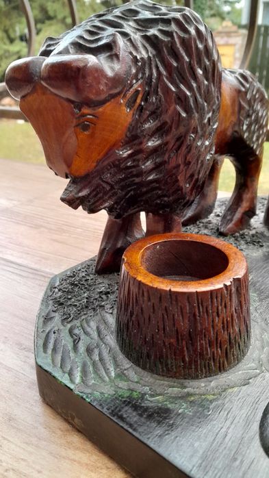 Stary,drewniany przybornik z rzeźbą żubra