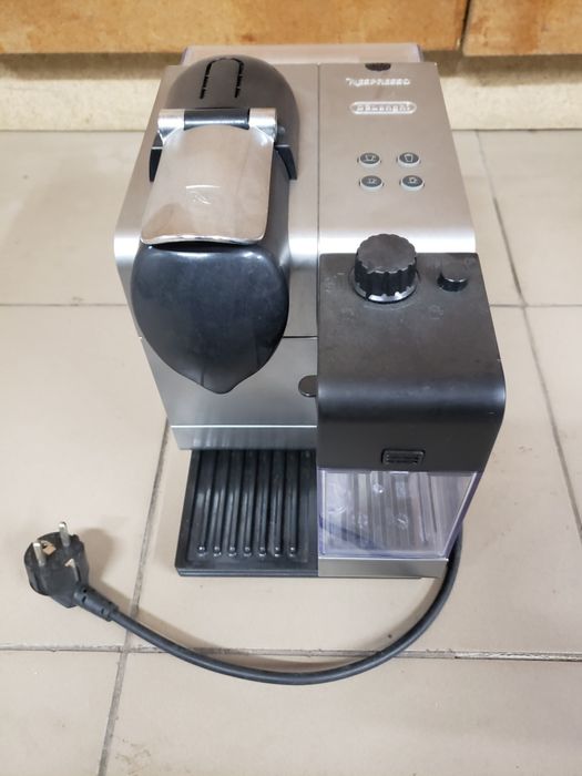 Кавомашина Капсульна Nespresso Lattissima EN520 DeLonghi