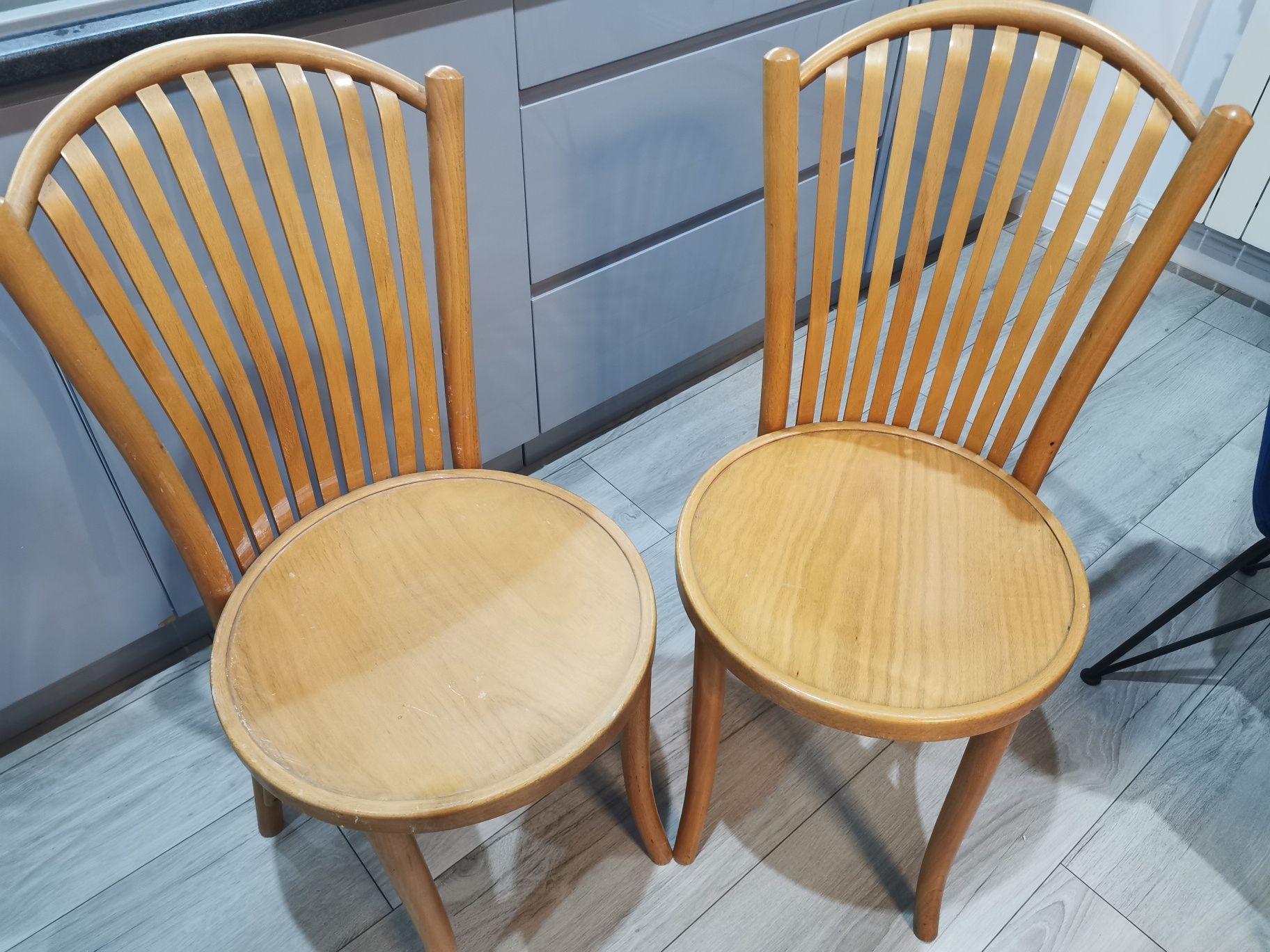 Drewniane krzesła 2 sztuki dobry stan cena za jedno krzesło