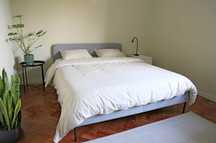 Cama Dupla IKEA SLATTUM (Cinzenta) + Colchão – Como Nova!