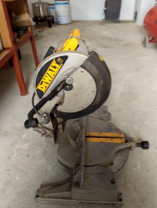 Piła Ukośnica DeWalt